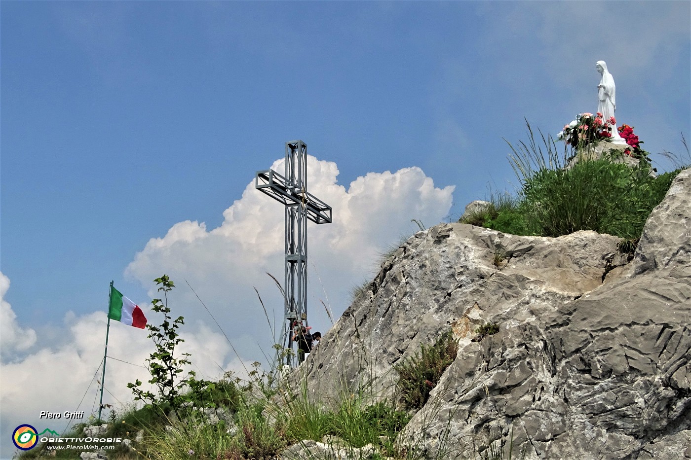 02 Madonnina , Croce e Bandiera d'Italia il 2 giugno, Festa della Repubblica.JPG